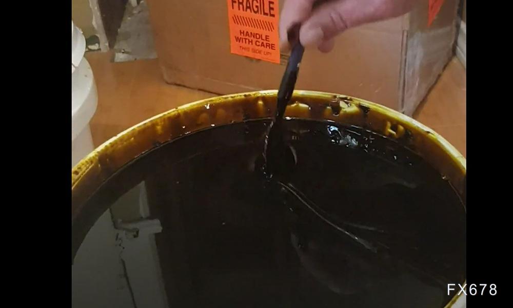 API报告库存下降后原油期货上涨，市场聚焦EIA报告